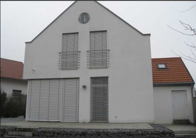 Helles Architektenhaus mit tollen Highlights: EBK, Galerie, Garten, begehbarer Kleiderschrank etc.