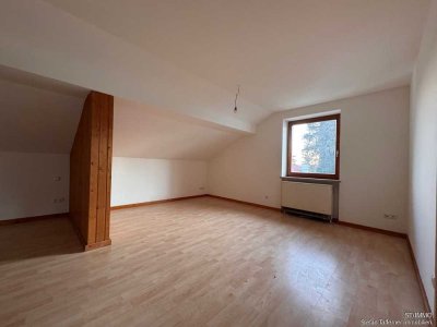 ST/IMMO - Gemütliche DG-Wohnung für Singles oder Paare – ruhig, gepflegt & mit Stellplatz!