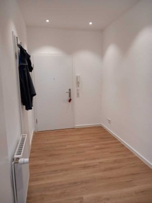 Erstbezug nach Sanierung mit Einbauküche: Geschmackvolle 2,5-Raum-Hochparterre-Wohnung in Wiesbaden
