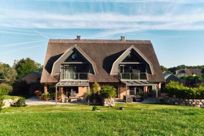 Hochklassige Villenhälfte (rechts) unter Reet mit bezauberndem Garten und Ostseeflair