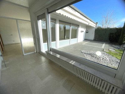 Wohnen auf einer Ebene! Schöner Winkelbungalow mit Südterrasse, Garten in ruhiger Feldrandlage