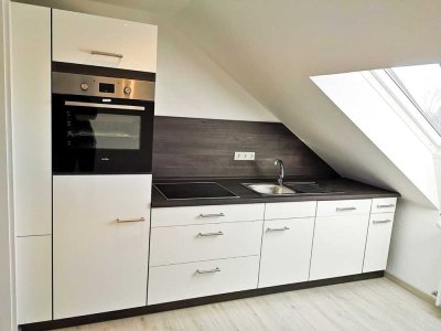 Schöne 2-Zimmer-Dachgeschosswohnung mit Einbauküche