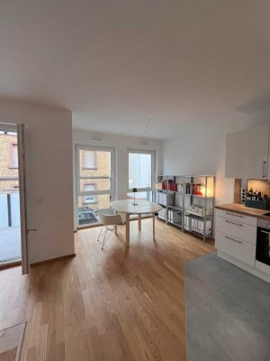 Lichtdurchflutete 2-Zimmer-Wohnung mit Balkon, Parkett & Einbauküche in Frankfurt-Nied