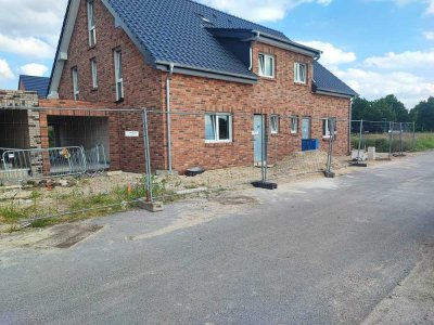 Erstbezug - Doppelhaushälfte mit Garten und Garage im Neubaugebiet