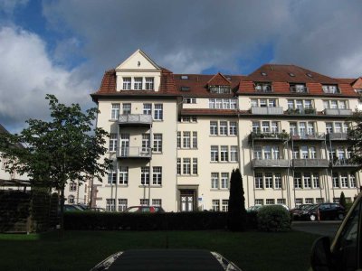 Südviertel-Altbau,helle, gepflegte 2 ZKB,Balkon, im 3.OG mit Parkett und Aufzug,