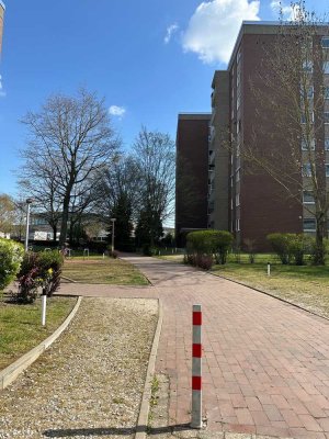 Laatzen: renovierte Wohnung, großer Balkon – Messe nah - gepflegtes Gebäude