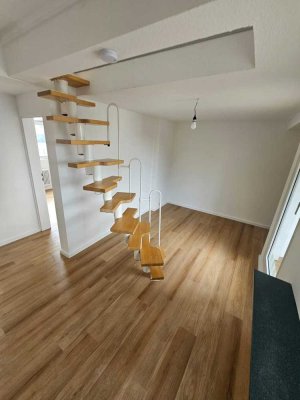 Außergewöhnliche 2 Zimmer Dachgeschoss Wohnung mit Balkon