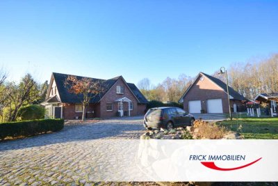 Fast Alleinlage / Einfamilienhaus + Doppelgarage und großem Grundstück