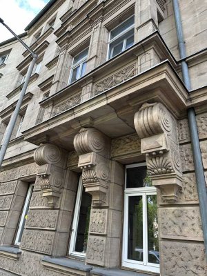 Tolle Lage: 2,5-Zi.-Wohnung mit Balkon UND Wintergarten, top Küche und neuer Möblierung