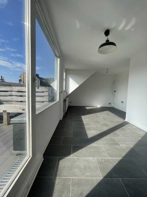 Lichtdurchflutete DG-Wohnung mit Terrasse – perfekt für eine WG