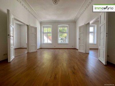 7-Zimmer-Altbauwohnung mit großer verglaster Loggia, Fußbodenheizung & Tageslichtbad. Ideal als WG!