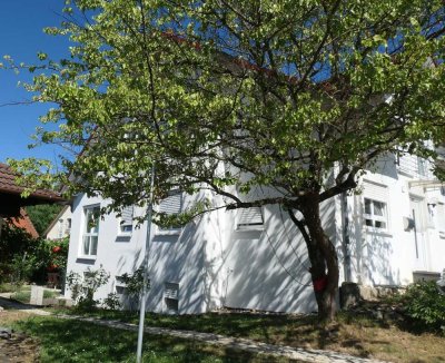 In Bezaubernd grüner Lage wartet ein  EFH mit ELW auf große Familie.