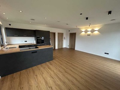 Erstbezug! Moderne 4-Zimmer-Wohnung mit Balkon, kleinem Garten und optionaler Garage in Obing