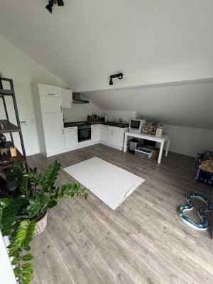 Moderne und helle 2-Zimmer-Dachgeschosswohnung im Grünen