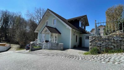 Attraktives Einfamilienhaus mit Einliegerwohnung, Pool & PV-Anlage in ruhiger Sackgassenlage