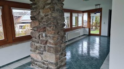 Seniorengerechte Erdgeschoßwohnung 3 Zimmer mit Wintergarten und großen Garten