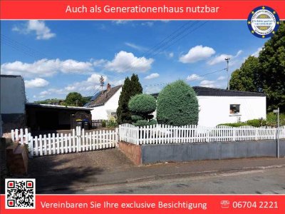 Geräumiges Wohnhaus mit Hof, Carport und 3 Garagen