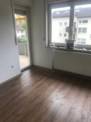 Geschmackvolle, gepflegte 3-Raum-Wohnung mit Balkon und Einbauküche in Gerlingen