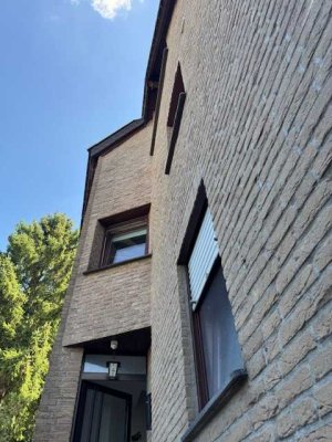 Modernisiertes Doppelhaushälfte mit 2 Garagen und 3 Stellplätzen in Schwelm zu verkaufen