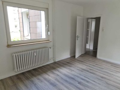 Renovierte 3-Zimmer-Erdgeschosswohnung mit Balkon zu vermieten!