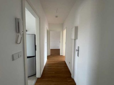 3 Raum Wohnung mit Balkon und Einbauküche