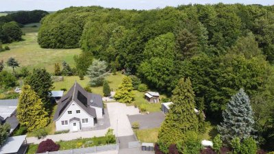 3.094 m² Wiese-/Waldrand, energetisch kernsaniert, PV, Kaminofen, Doppelgarage – für stilvolle Paare