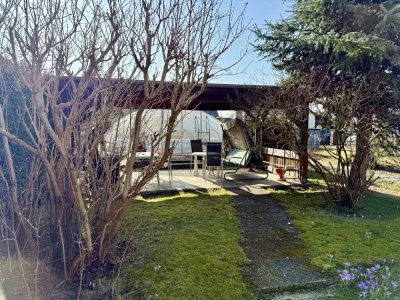 SPANNENDE GELEGENHEIT | Großzügiges Einfamilienhaus zum sanieren mit einem MEGA Pool für heiße Tage!