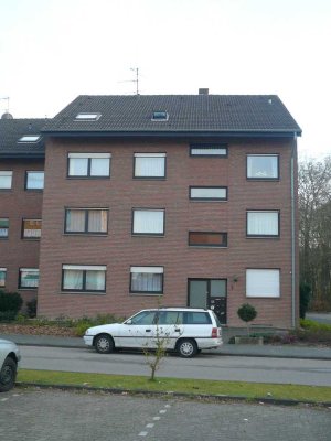 2 -Zimmer-Obergeschoss-Whg. mit Balkon zu vermieten!