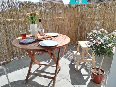 Top kernsanierte, neuwertige 2,5 ZKB EG mit Terrasse