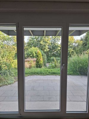Geschmackvolle 2 Zimmer-Souterrain-Wohnung mit Terrasse und Einbauküche