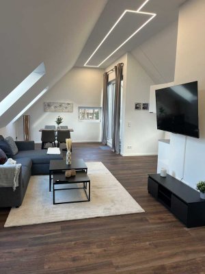 Moderne, vollmöblierte 2-Zimmer Dachgeschosswohnung mit Blick auf das Dachauer Schloss