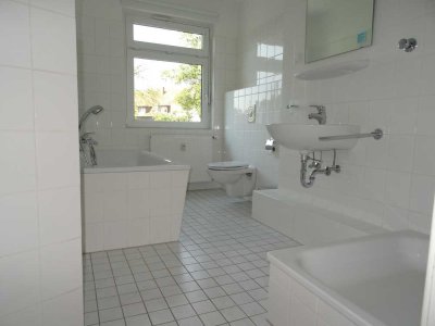 Attraktive 3-Zimmer-Wohnung inklusive Wohnküche, Bad mit Wanne u. Dusche, Balkon und Garten