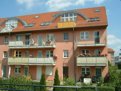 Lichtdurchflutete Dachgeschoss-Wohnung mit Süd-Terrasse und PKW-Stellplatz als Kapitalanlage