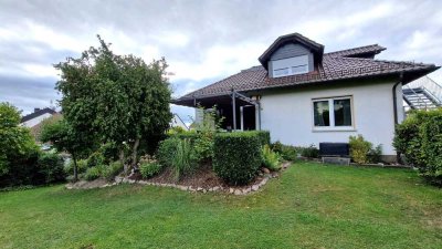 Freistehendes Haus mit großem Garten und Garage