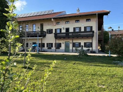 Stilvolle 4-Zimmer-Wohnung mit luxuriöser Innenausstattung mit EBK in Stephanskirchen, mit Bergblick