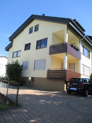 Exklusiver Erstbezug nach Dachausbau – 2,5-Zimmer-DG-Wohnung mit Loggia, Dachgauben, Stadtblick