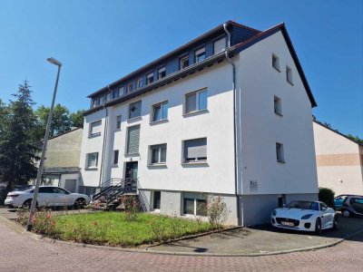 Zentral in Hattersheim!
Praktikabel geschnittene und helle Wohnung in ruhiger Spielstraße.