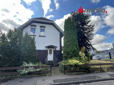 Renovierungsbedürftiges Einfamilienhaus mit Garage