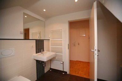 *** DG mit Loggia * modernes Badezimmer * Parkett * Unverbauter Blick ins Grüne *11/25 ***