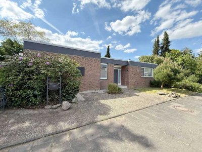 Neuss-Selikum: Moderner Bungalow mit Kamin, 3 Bädern, tollem Garten, 2 Garagen u. 113 m² Nutzfläche