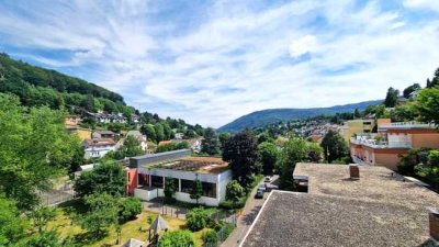 Aussichtslage: 3-Zi-Wgh mit großer Terrasse, Balkon + Stellpl.