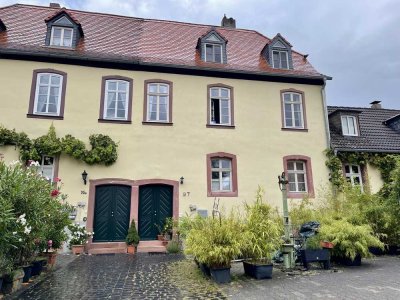 Charmantes, denkmalgeschütztes Haus in historischem Hofgut