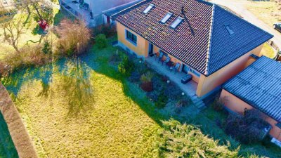 Einfamilienhaus mit Einliegerwohnung, zwei Garagen und großem Grundstück
