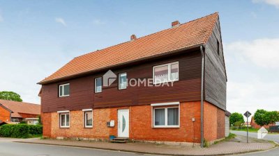 Charmantes Mehrfamilienhaus mit zwei Wohneinheiten, Garage, Carport und großzügigem Garten