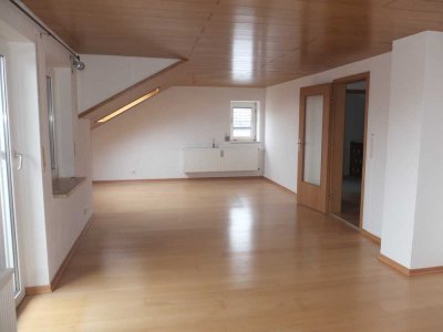 Wunderschöne 3 Zimmer DG-Wohnung mit Südbalkon und Parkett-Boden!