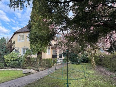 Großes, parkähnliches Grundstück mit charmantem Haus