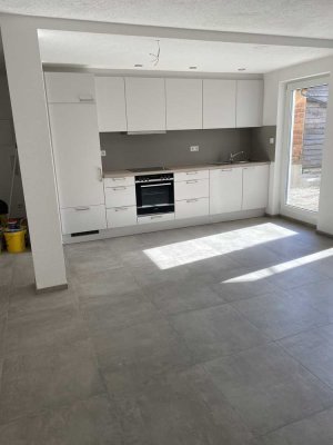 Vollständig renovierte Terrassenwohnung mit drei Zimmern sowie Terrasse und EBK in Magstadt