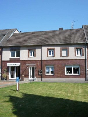 ***ERK-Hetzerath, vollvermietet! Drei Wohnungen + eine Gewerbeeinheit - mittendrin im Dorf!***