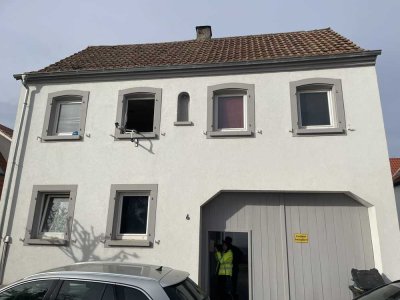 Sanierungsbedürftiges Einfamilienhaus (6 Zimmer, 2 Küchen, 2 Bäder) mit Hofbereich in Zentrumslage!