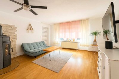 Familienidylle am Feldrand: Großes Einfamilienhaus mit Garten, Kamin & Dachstudio in Freisbach